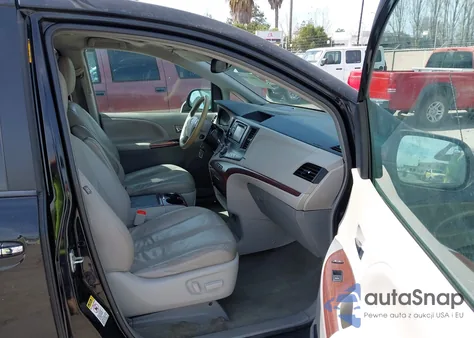 2013 Toyota Sienna Xle V6 8 Passenger z USA, uszkodzony, nr VIN 5TDYK3DC9DS379411